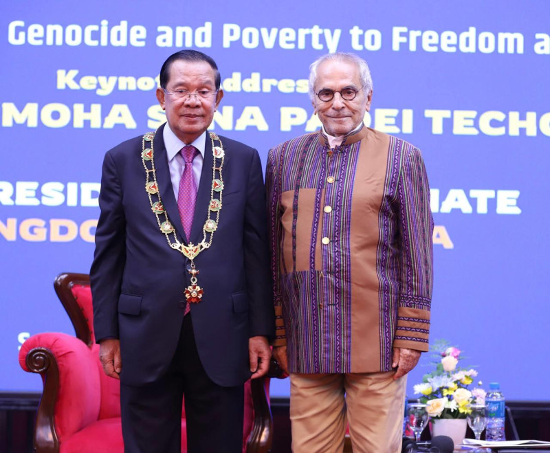 សភាពាណិជ្ជកម្មកម្ពុជា គោរពជូន សម្តេចអគ្គមហាសេនាបតីតេជោ ហ៊ុន សែន ប្រធានព្រឹទ្ធសភានៃព្រះរាជាណាចក្រកម្ពុជា និង ជាប្រធានក្រុមឧត្តមប្រឹក្សាផ្ទាល់ព្រះមហាក្សត្រ